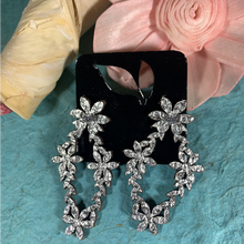 Load image into Gallery viewer, Flower Earrings