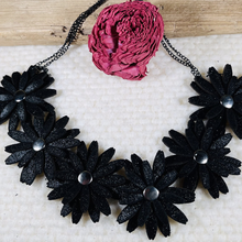 Load image into Gallery viewer, Daisy Necklace