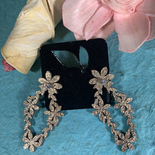 Load image into Gallery viewer, Flower Earrings