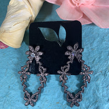 Load image into Gallery viewer, Flower Earrings