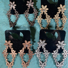 Load image into Gallery viewer, Flower Earrings